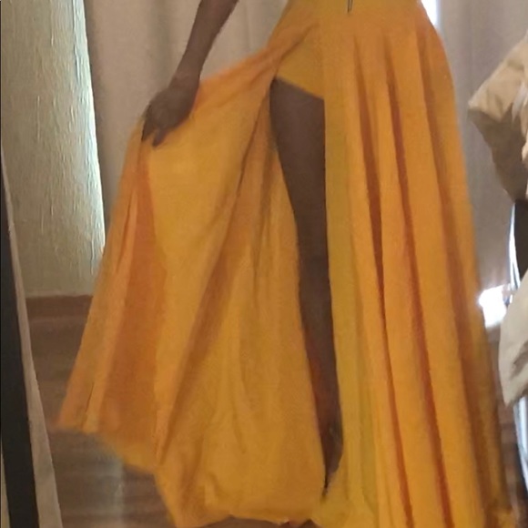 Yellow gown . - Picture 4 of 8